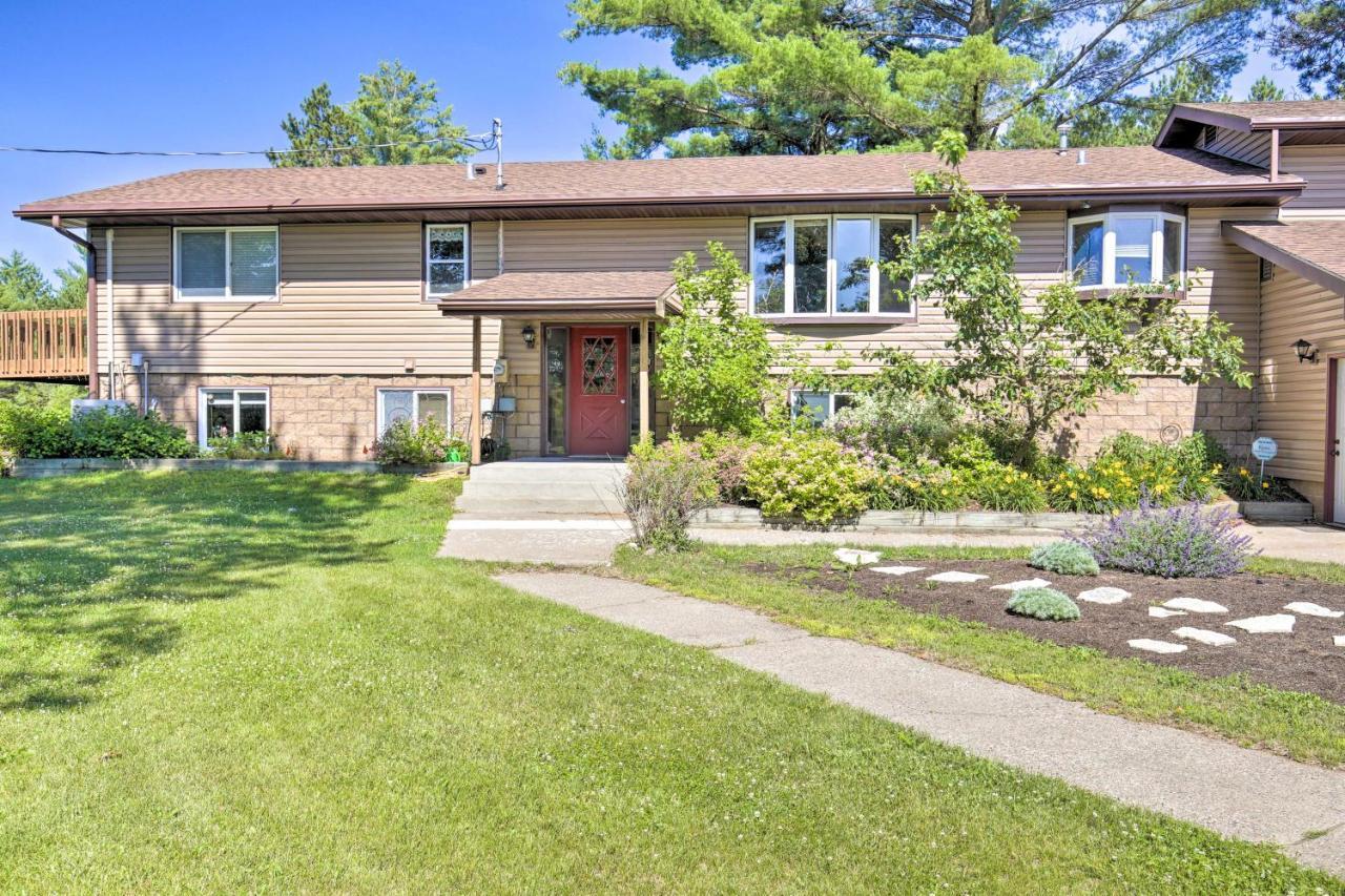 Simple Cranberry And Wine Farm Home With Fire Pit! Eagle River Exterior photo