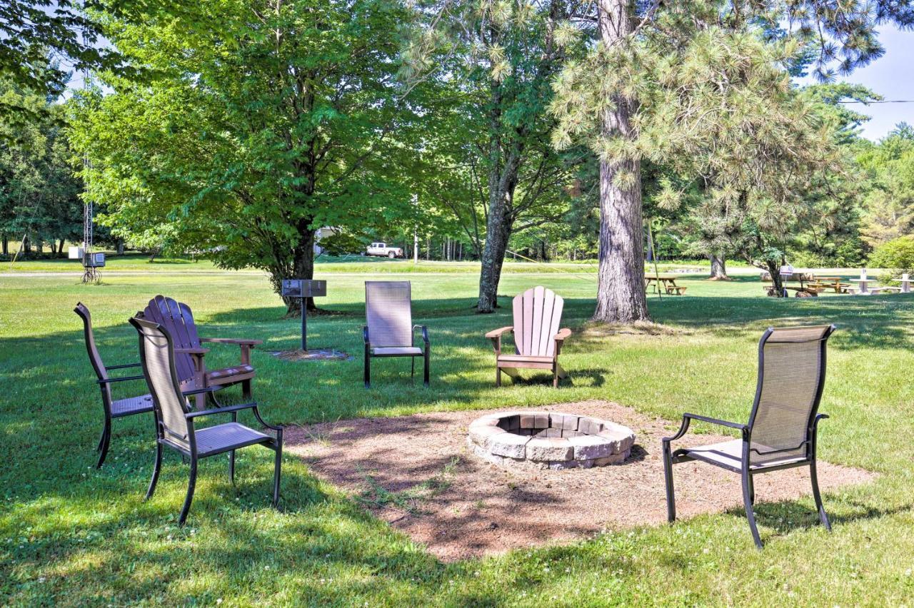 Simple Cranberry And Wine Farm Home With Fire Pit! Eagle River Exterior photo