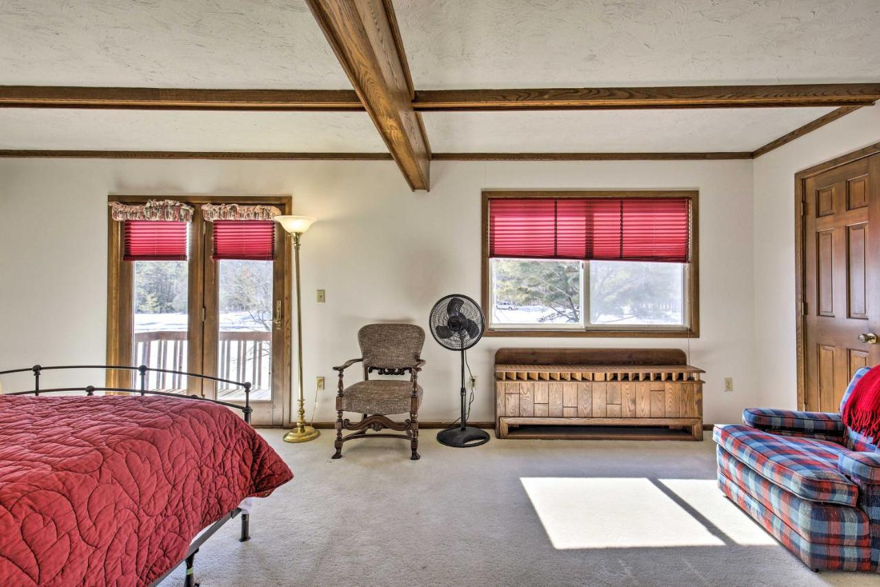 Simple Cranberry And Wine Farm Home With Fire Pit! Eagle River Exterior photo