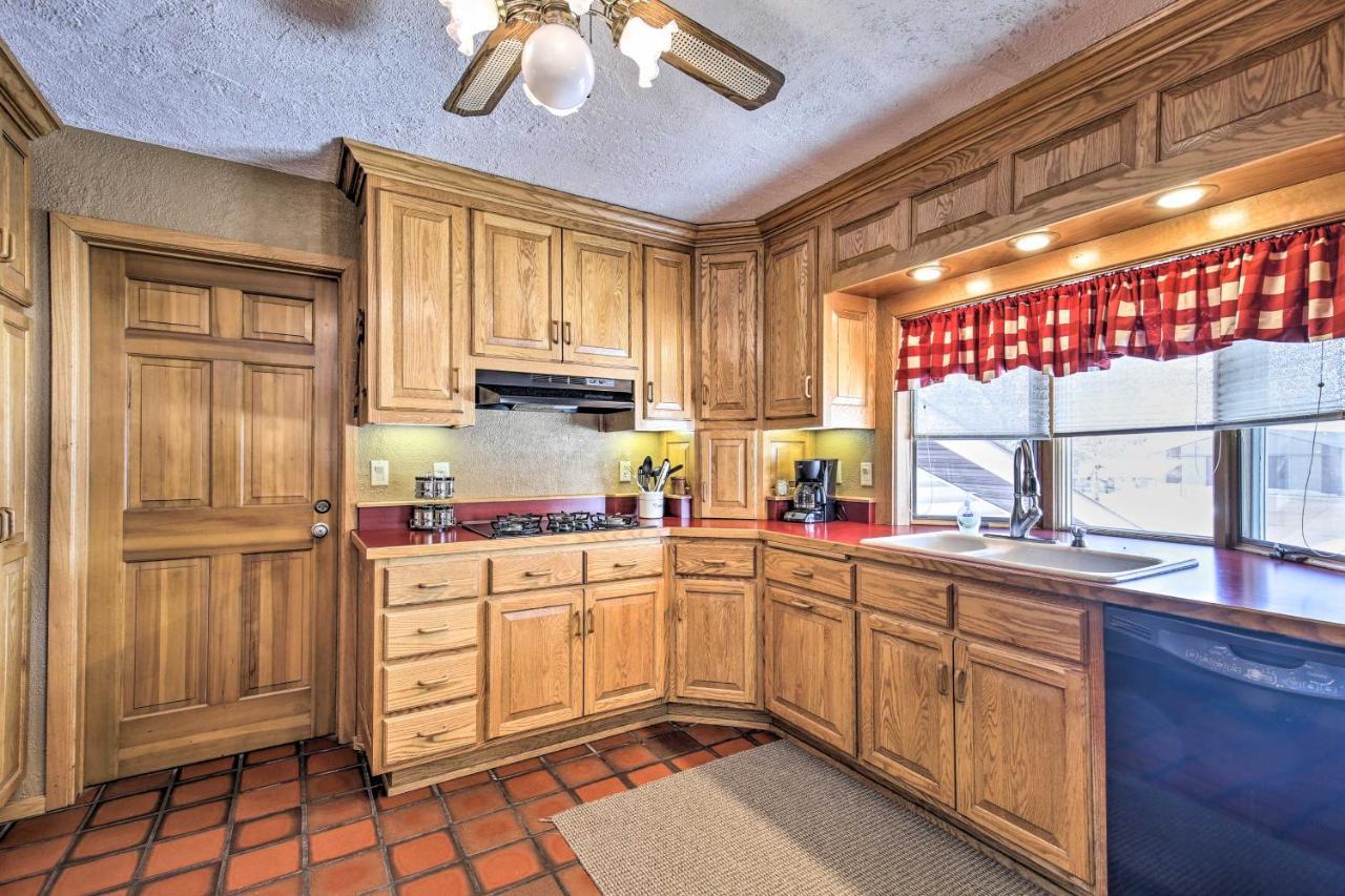 Simple Cranberry And Wine Farm Home With Fire Pit! Eagle River Exterior photo